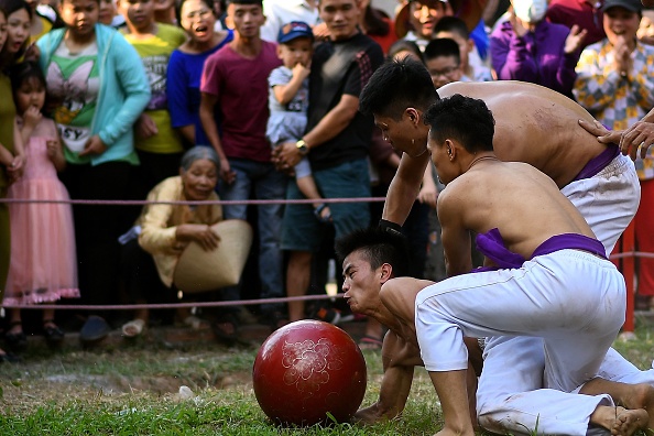 Vietnam: au festival de Vat Cau, des athlètes se disputent une grosse balle en bois