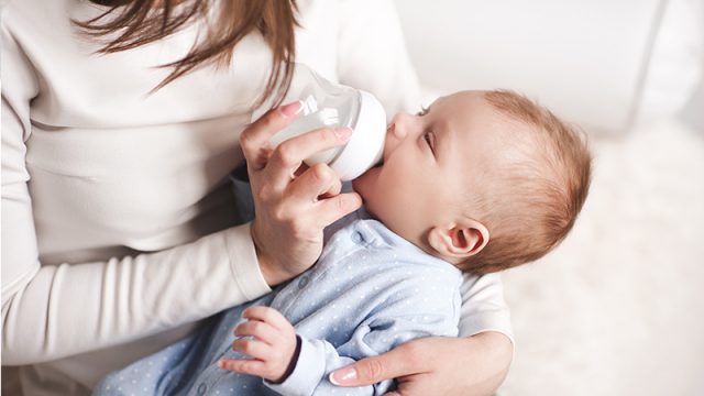 Cette jeune maman a survécu au cancer du sein et accroche un message au dessus de son lit : «Je n&rsquo;allaite pas»