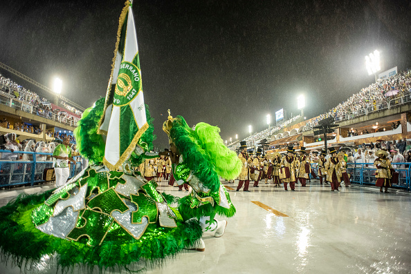 Après l&rsquo;orage, le carnaval de Rio enflamme le sambodrome