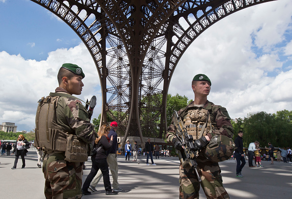 Cercueils à la Tour Eiffel : un lien établi avec les « mains rouges » du mémorial de la Shoah