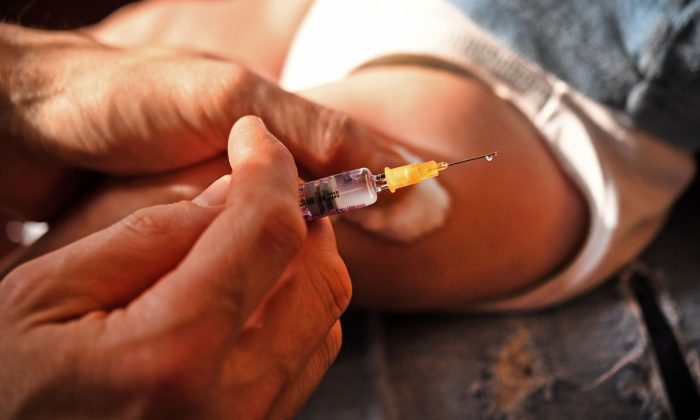 Une petite fille paralysée par un vaccin, sa mère arrêtée pour avoir demandé une indemnisation