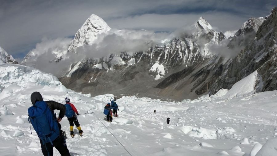 La fonte des glaciers sur l&rsquo;Everest expose les corps de grimpeurs morts