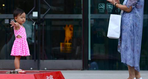 Une vidéo capture une mère donnant un coup de pied à sa fille modèle de 3 ans, pendant une séance photo