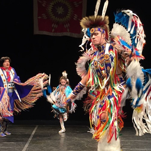 Quand les traditions s&rsquo;effacent, des Amérindiens dansent contre l&rsquo;oubli