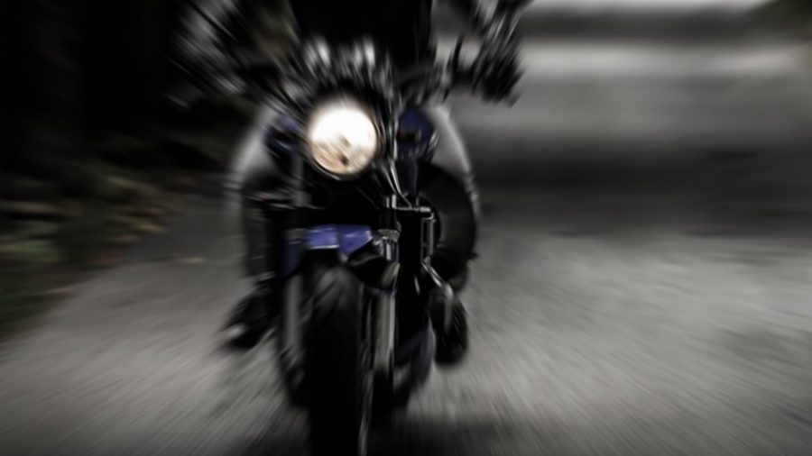 Un motard s&rsquo;écrase après avoir été frappé à la poitrine par un dindon volant