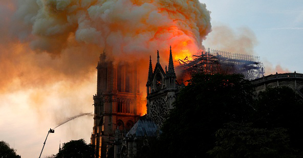 Émotion internationale alors que la cathédrale Notre-Dame de Paris est ravagée par un incendie