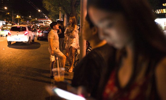 Une femme met au jour les 60 relations extra-conjugales de son mari et ses nombreux détournements de fonds