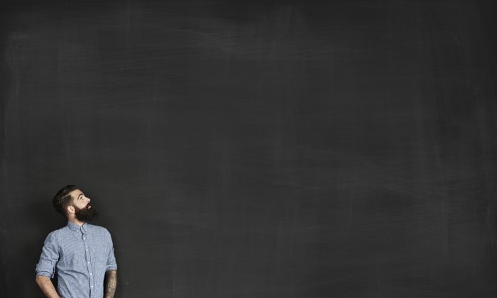 Cette école a été consternée par ce qui a été trouvé caché derrière les tableaux