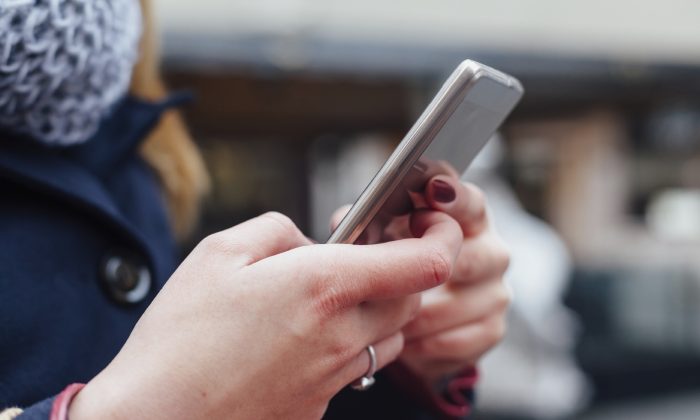 Qu&rsquo;est-ce que ce nouveau syndrome de «cou texto» et en souffrez-vous?