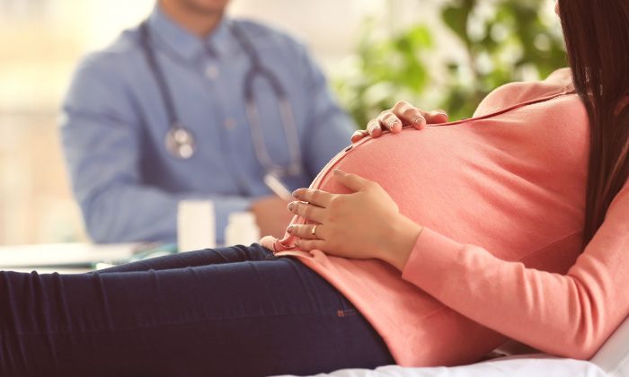 Un couple choisit les médias sociaux pour transmettre un message aux mamans qui ont l’intention d’avorter : « Nous allons adopter votre bébé »