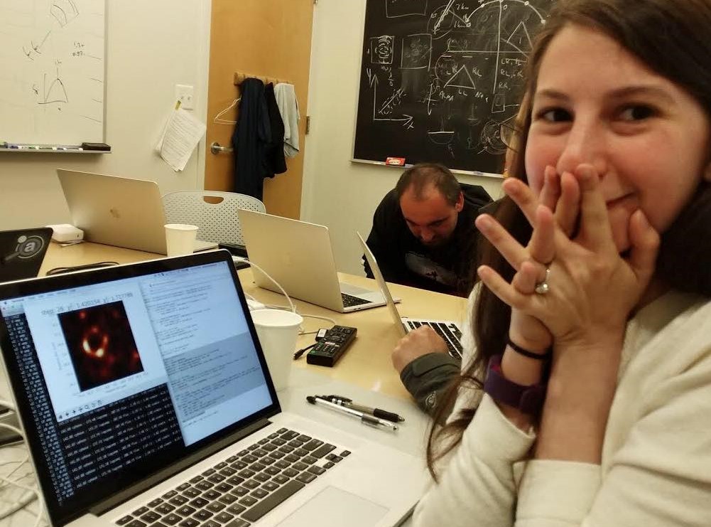 Voir le trou noir fut comme reconstituer une chanson jouée sur un piano cassé, dit Katie Bouman