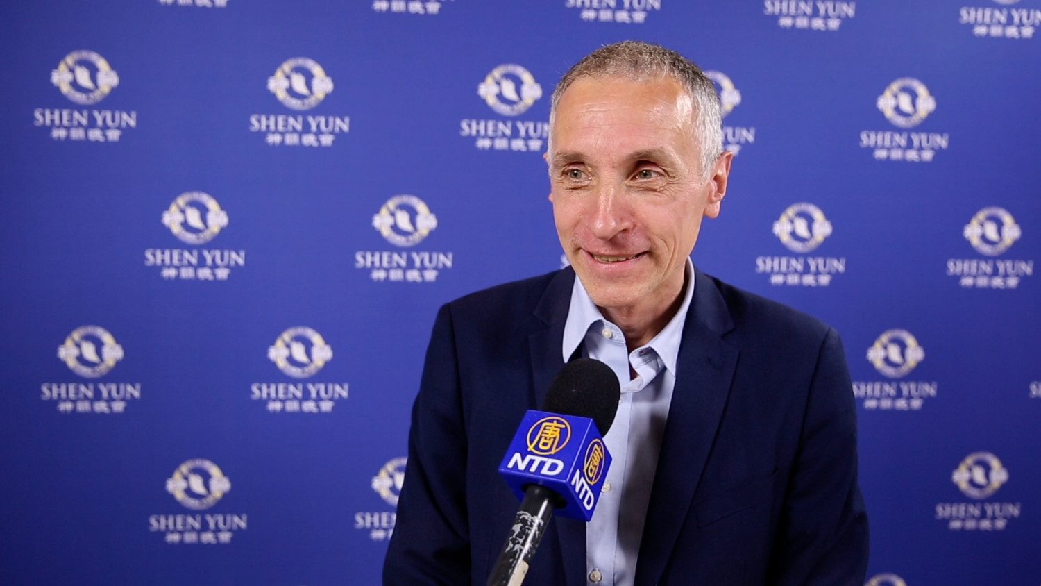 «Moi, je n&rsquo;aime pas du tout la danse, mais ce soir, ça m&rsquo;a plu», confie un banquier à propos de Shen Yun