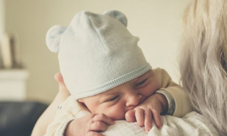 Des parents accueillent avec joie des jumeaux rares : l’un est atteint de trisomie et l’autre pas