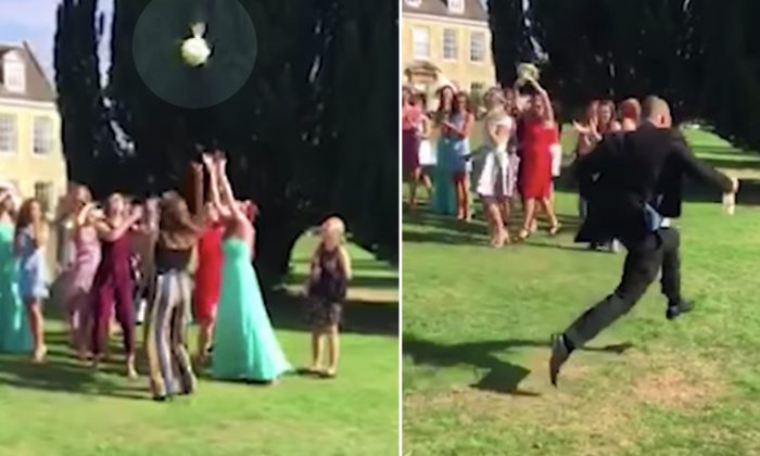 Un petit ami «prend ses jambes à son cou» après que sa petite amie a attrapé le bouquet de la mariée