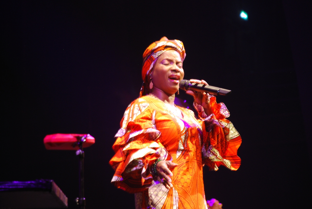 Jazz sous les pommiers : en 1983, j’ai fui la dictature communiste, Angélique Kidjo emporte le public avec sa voix retentissante et sa ferveur pour la « famille humaine multicolore »
