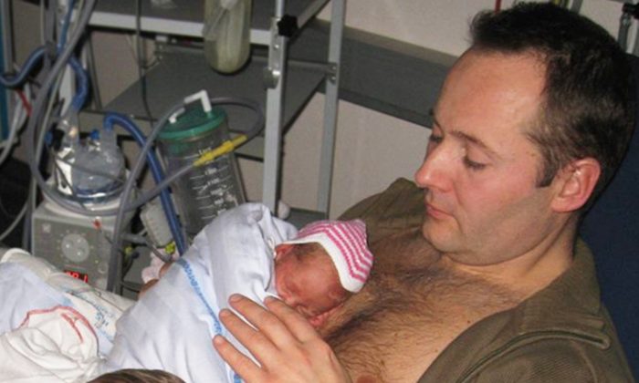 Un papa fait un câlin peau contre peau à ses jumeaux, et quelqu’un l’aide à le faire… votre cœur fondra lorsque vous le verrez à l’oeuvre