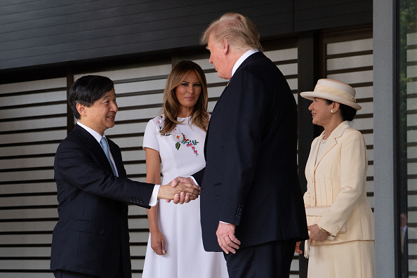 Japon: Trump, premier hôte du nouvel empereur, dans le vif du sujet