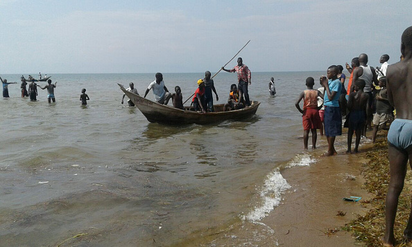 Ouganda: 8 morts et 15 disparus dans le chavirage d&rsquo;un bateau