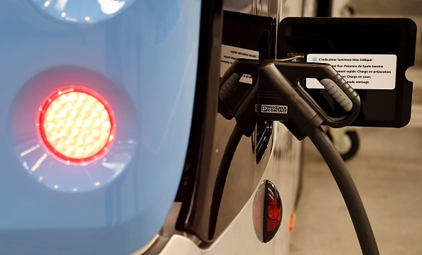 Voitures électriques: cinq à six milliards d&rsquo;euros pour créer un « airbus des batteries »