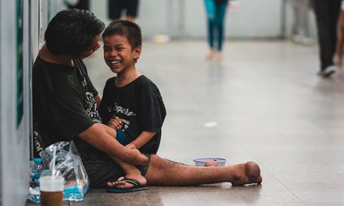 Un homme handicapé et son fils sans-abri nous montrent ce qu’est le bonheur
