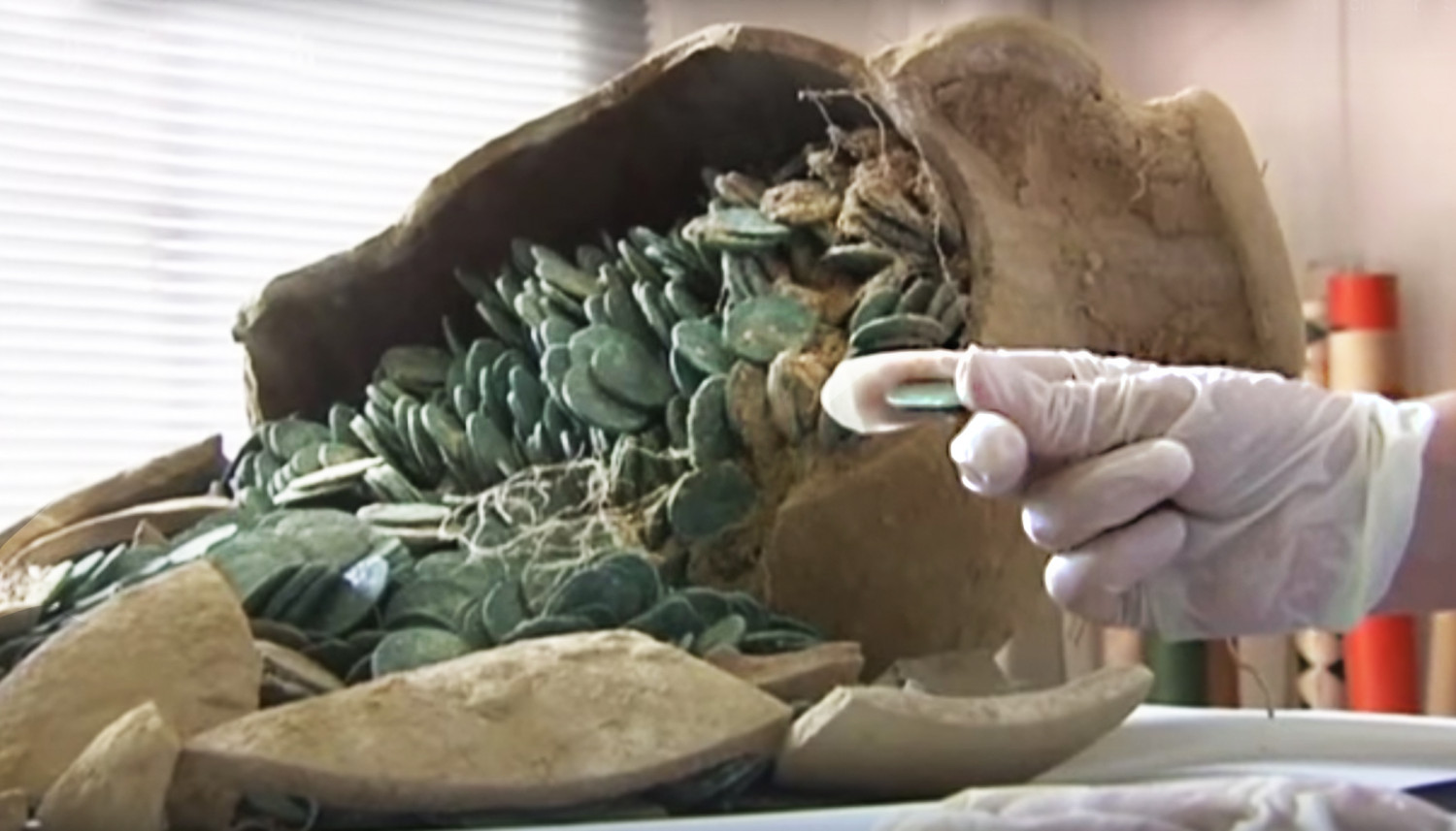 Des ouvriers espagnols déterrent par hasard 19 urnes romaines remplies de pièces antiques