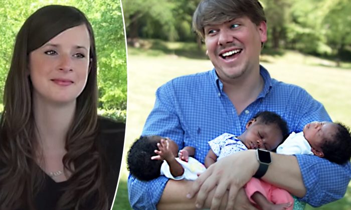 Des parents prennent une photo avec leurs triplés nouveau-nés, regardez attentivement les visages des enfants