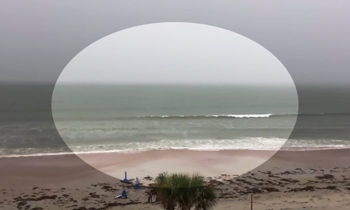 Un baigneur décide de filmer la mer avant une tempête. Après quelques instants, le ciel lui offre un superbe spectacle