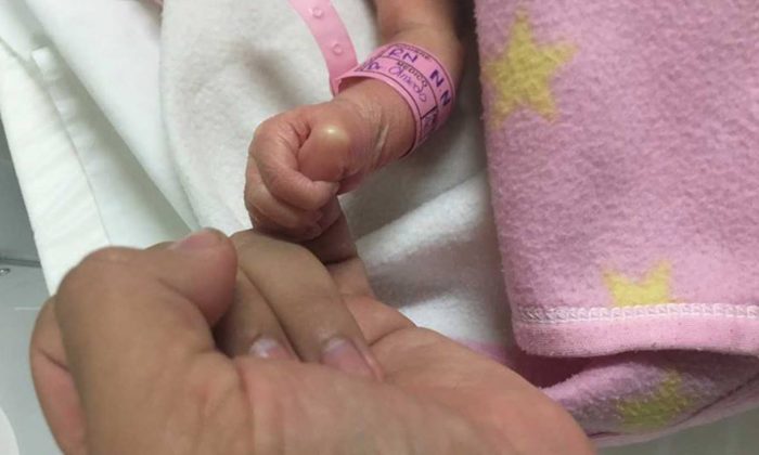 Un sans-abri entend des cris près d&rsquo;un tas d&rsquo;ordures, il y trouve un nouveau-né