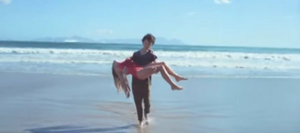 Un garçon sauve une fille qui se noie dans l’océan, mais regardez son annulaire