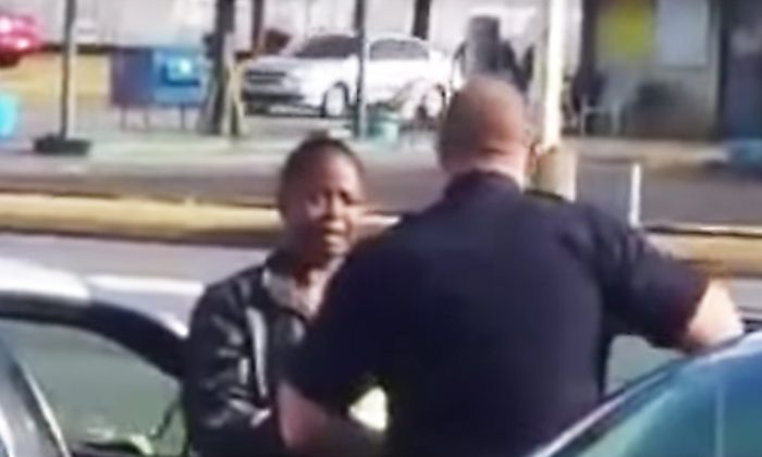 Un policier se prépare à arrêter une femme prise en flagrant délit de vol à l’étalage quand il voit ce qu’elle avait volé…