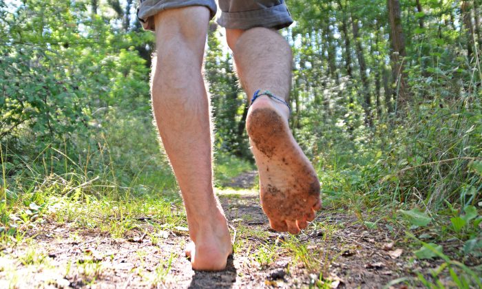 La marche pieds nus peut-elle vraiment améliorer votre santé ? Voici ce que disent les scientifiques