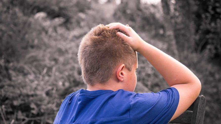 Une mère est arrêtée pour s’être précipitée à l’école et avoir affronté les intimidateurs de son enfant
