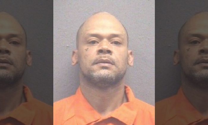 Vidéo: en pleine audience un homme tente d&rsquo;agresser l’assassin présumé de sa mère