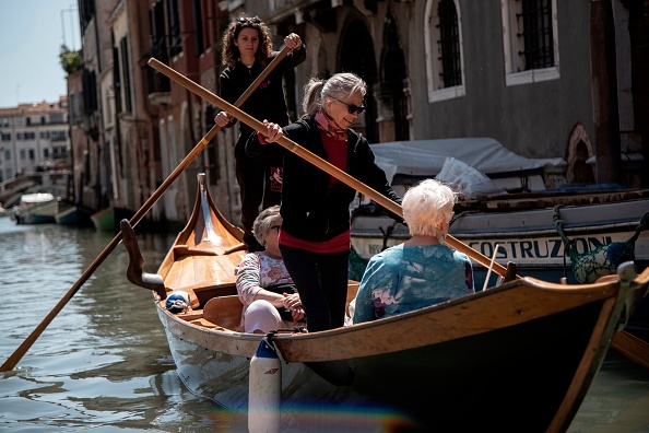 A Venise, des « gondolières » vous apprennent à ramer