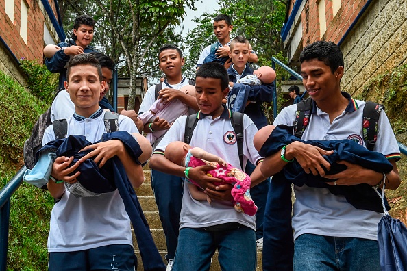 Des « bébés robots » pour décourager les grossesses précoces en Colombie
