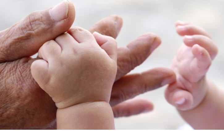 Une arrière-grand-mère célèbre son 100e anniversaire avec son arrière-petite-fille dans des ensembles assortis