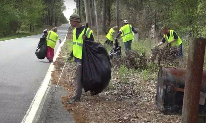 États-Unis : Des sans-abri sont rémunérés en échange du nettoyage des rues, dans le cadre d&rsquo;un projet d&rsquo;essai de 6 mois