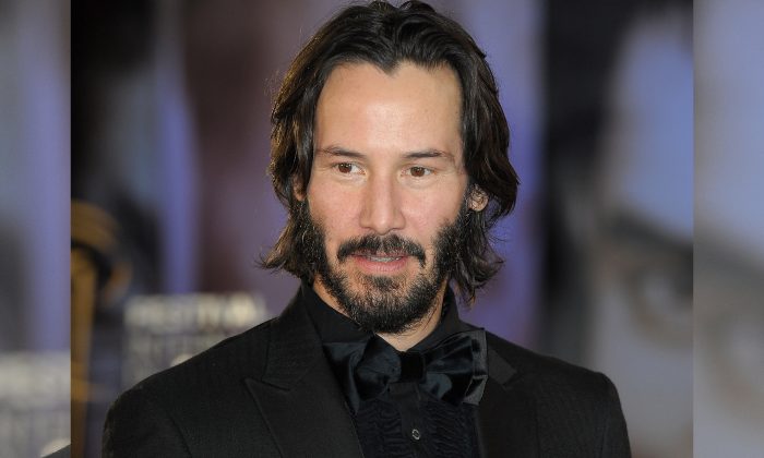 Les admiratrices de Keanu Reeves l’acclament comme un « roi respectueux » pour la façon dont il pose avec les femmes