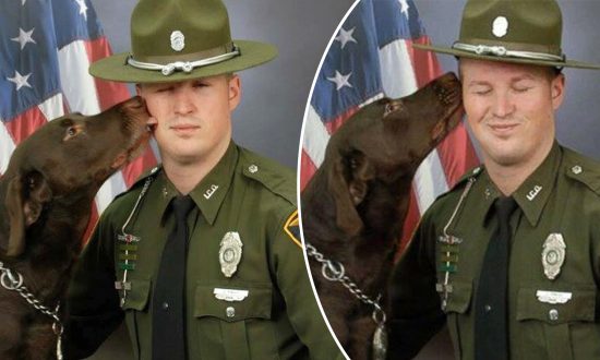 Un policier et son chien posent pour une séance photo officielle, mais le mignon K-9 n&rsquo;arrive pas à le prendre au sérieux