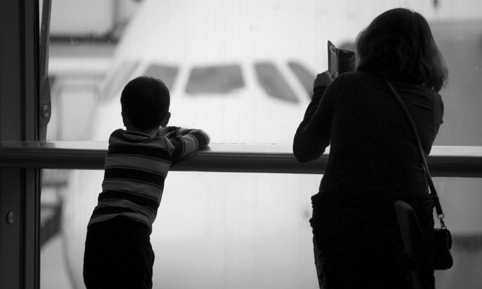 Une femme tente d&rsquo;enlever deux enfants à l&rsquo;aéroport, les parents se battent pour les protéger