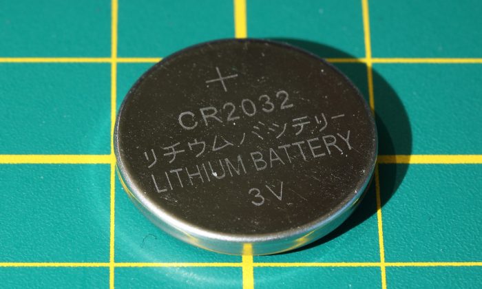 Une mère préoccupée partage des photos des effets dévastateurs qu’une pile avalée peut causer aux enfants