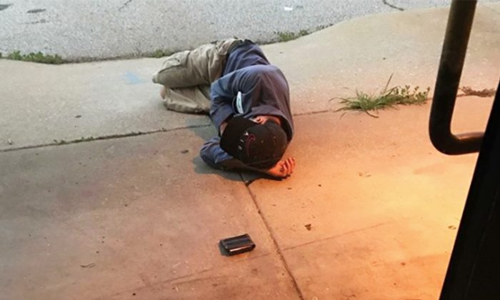 Un sans-abri dort dans la rue, en face d&rsquo;un refuge – la raison déchirante derrière cette scène touchera votre coeur