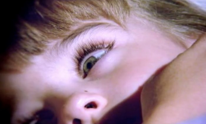 Une petite fille malade, rentrée chez elle pour mourir paisiblement, est miraculeusement guérie quand elle voit «Jésus»