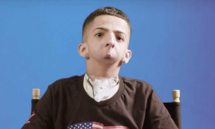 Un adolescent né sans mâchoire ne peut pas parler, mais maintenant il perce dans l&rsquo;industrie de la musique