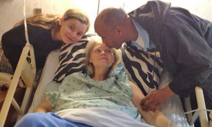 Une mère de 42 ans donne naissance à des triplés, mais ensuite le docteur s’exclame : « Encore des pieds »