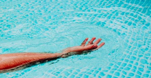 Une mère dit que son fils a été infecté par des bactéries mangeuses de chair après être allé nager