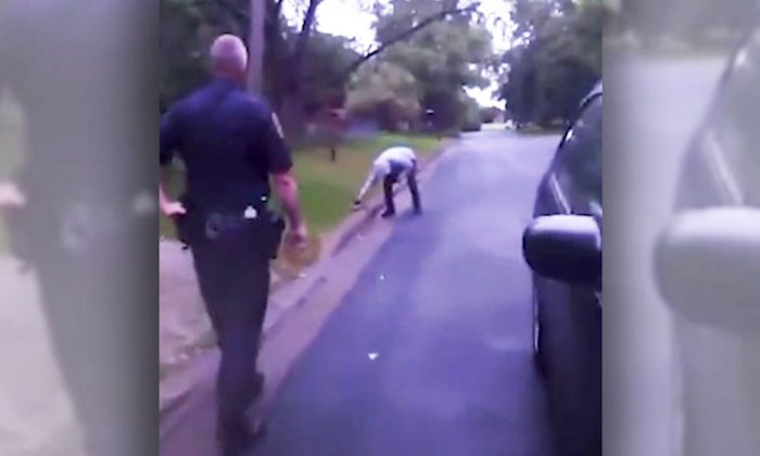 Des policiers curieux s&rsquo;arrêtent pour découvrir qu&rsquo;un adolescent fait un massage cardiaque sur une petite créature qu&rsquo;il venait de heurter