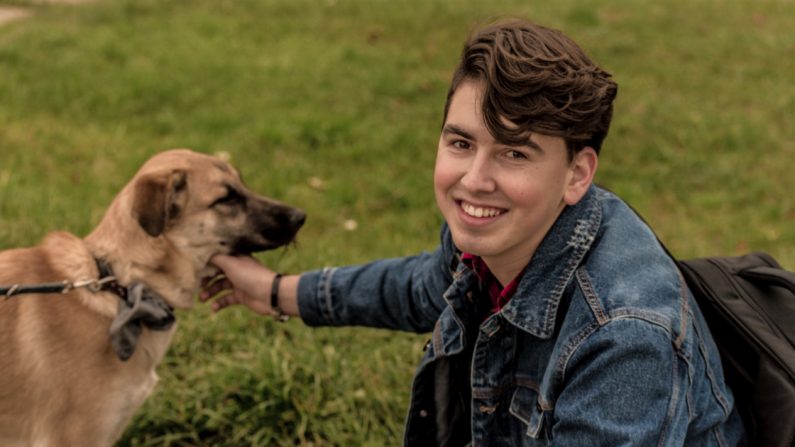 Un globe trotter parcourt 1200km à pied pour ne pas abandonner les 2 chiens errants qu&rsquo;il a adoptés pendant son voyage