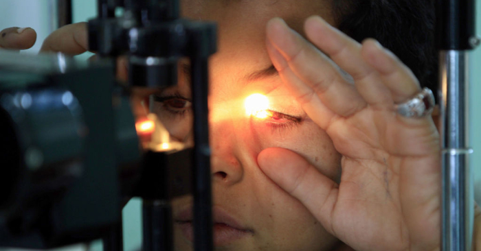 Il devient aveugle d’un œil à cause d’un parasite qu’il a contracté en prenant sa douche avec ses lentilles de contact