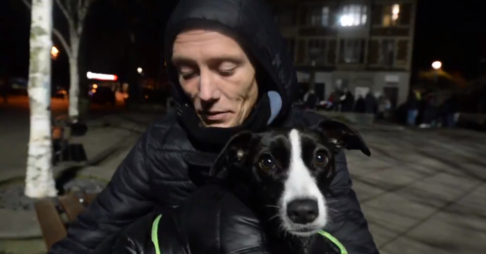 Cet homme est contraint de choisir entre son appartement et son chien: il décide de vivre dans la rue